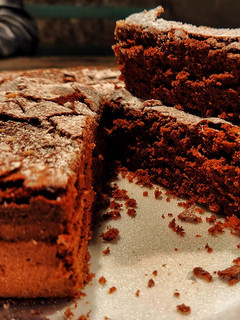 Una foto de Torta húmeda de chocolate (torta de mi cumpleaños 🍫🎉)