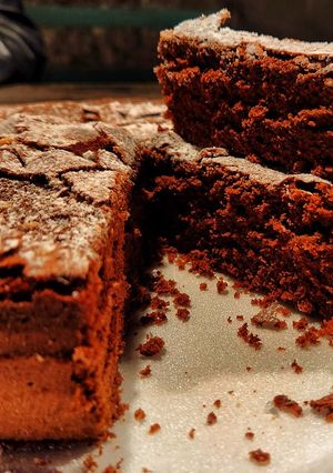 Una foto de Torta húmeda de chocolate (torta de mi cumpleaños 🍫🎉)