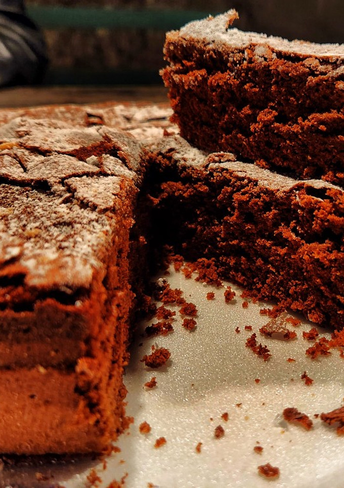 Una foto de Torta húmeda de chocolate (torta de mi cumpleaños 🍫🎉)