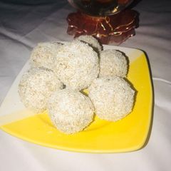 A picture of Coconut ladoo.
