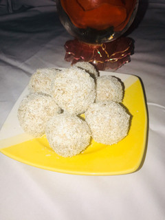 A picture of Coconut ladoo.