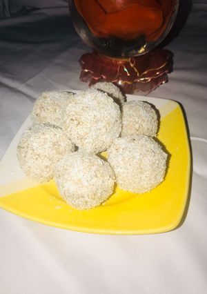 A picture of Coconut ladoo.
