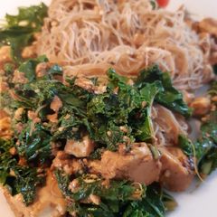 A picture of Kale and tofu stir fry.
