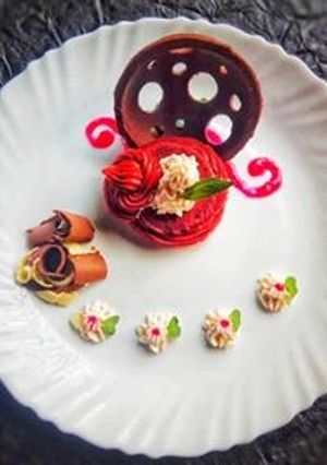 रेड वेलवेट चौक्स पेस्ट्री गुलकंद बासुंदी के साथ (Red Velvet Chaux Pastry with Gulkand Basundi) रेसिपी मुख्य फोटो