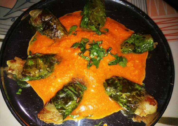 Step-by-Step Guide to Make Favorite Stuff palak patta with tomato gravy