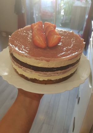 O poză a rețetei Tort cu cremă de brânză și jeleu de căpșuni.