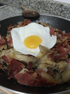 Una foto de 🍳 Sartén de setas con jamón y huevo