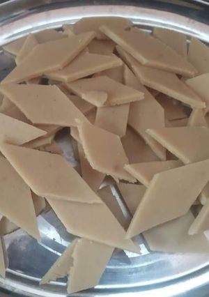 काजू की बर्फी (काजू कतली) (Kaju ki barfi /kaju katli recipe in Hindi) रेसिपी मुख्य फोटो