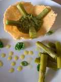 Cestino di Parmigiano ripieno con pesto di zucchine e chips di verdure