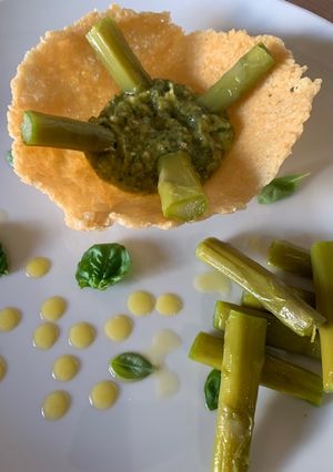 Foto di Cestino di Parmigiano ripieno con pesto di zucchine e chips di verdure