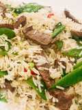 Arroz frito con ternera, tirabeques y chile rojo