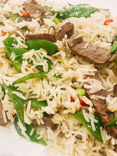 Una foto de Arroz frito con ternera, tirabeques y chile rojo
