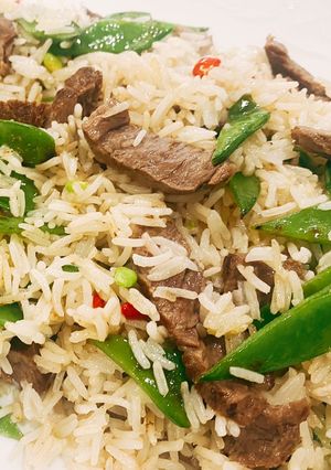 Una foto de Arroz frito con ternera, tirabeques y chile rojo