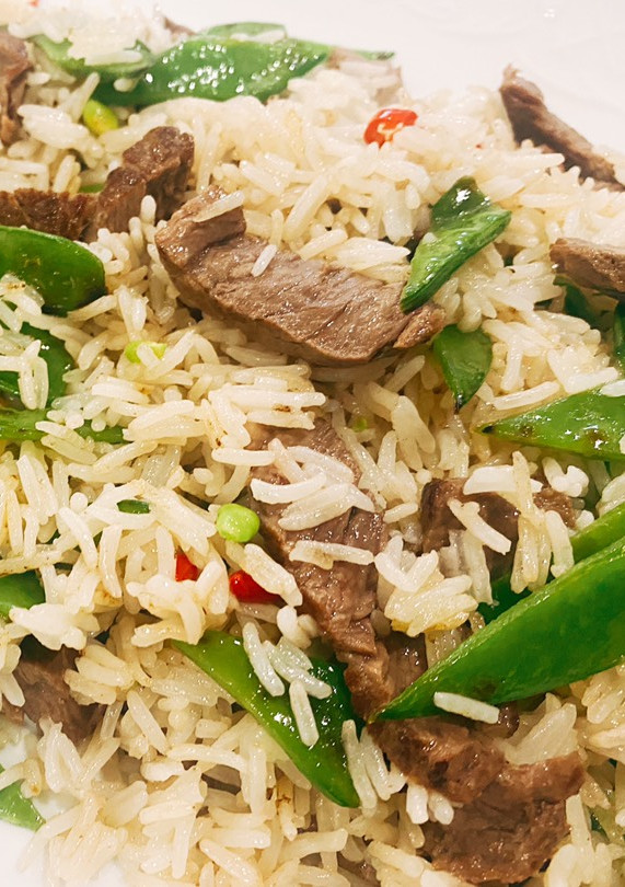 Una foto de Arroz frito con ternera, tirabeques y chile rojo