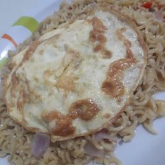 A picture of Indomie n fried egg.