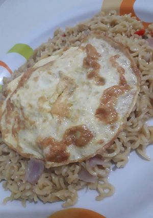 A picture of Indomie n fried egg.