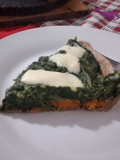 Una foto de Tarta de calabaza y acelga con salsa blanca