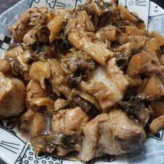 A picture of Chinese Braised Pork Ribs with Mui Choy 梅菜炆豬肉.