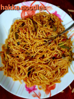 હકકા નૂડલ્સ(Hakka Noodles Recipe in Gujarati) રેસીપી મુખ્ય ફોટો