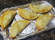 Una foto de masa de hojaldre con margarina