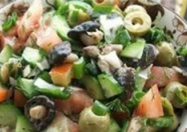 Салат постный с грибами, оливками, огурцами и помидорами