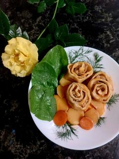 Фото М'ясні рулетики на картопляній подушці.