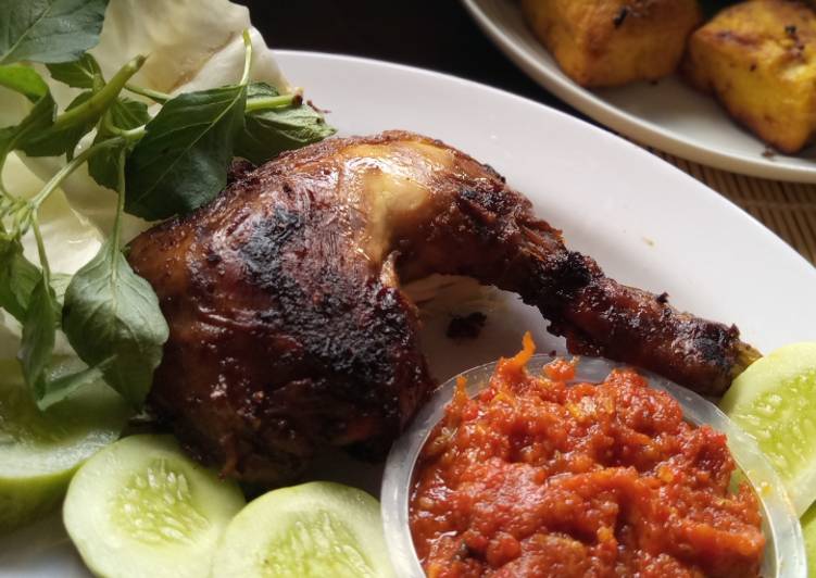 Langkah Mudah untuk Menyiapkan Ayam Bakar Kecap isi nasi box yang Enak Banget