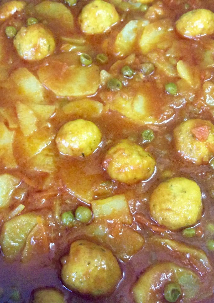 Una foto de Albóndigas jardinera a la cerveza con papas🍺🍲