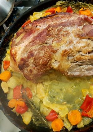 Una foto de Bondiola braseada al vino con vegetales
