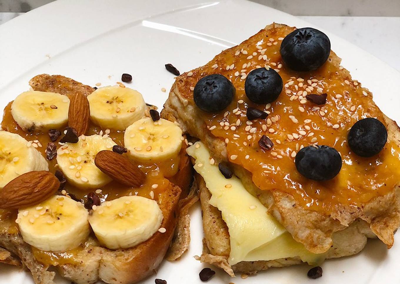 Tostadas francesas con fruta y sándwich de tostadas relleno con queso 🧀 de almendras saludable