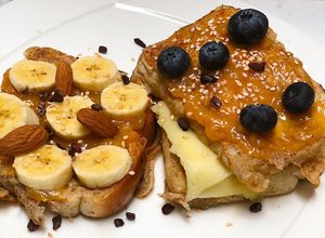 Una foto de Tostadas francesas con fruta y sándwich de tostadas relleno con queso 🧀 de almendras saludable