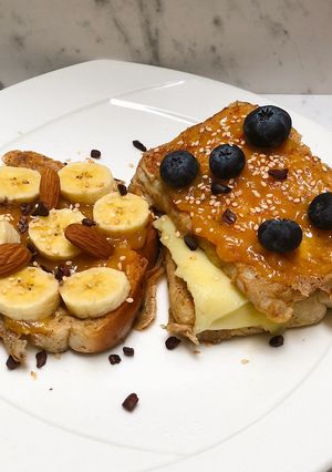 Una foto de Tostadas francesas con fruta y sándwich de tostadas relleno con queso 🧀 de almendras saludable