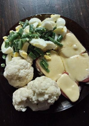 Una foto de Berenjena napolitana con ensalada