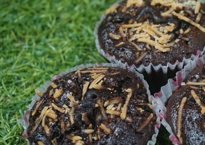 Langkah Mudah untuk Membuat Brownies Kukus &amp; Panggang Topping Kismis Keju (Takaran SDM) yang Bikin Ngiler