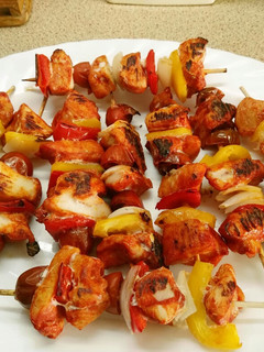 Una foto de Brochetas de pollo marinadas al horno