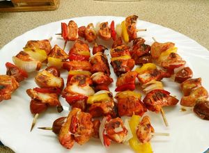 Foto principal de Brochetas de pollo marinadas al horno