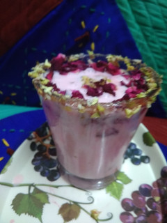 હેલ્ધી રોઝ લસ્સી (Healthy Rose Lassi Recipe In Gujarati) રેસીપી મુખ્ય ફોટો