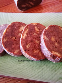 Una foto de Semifrío de algarroba con galletas