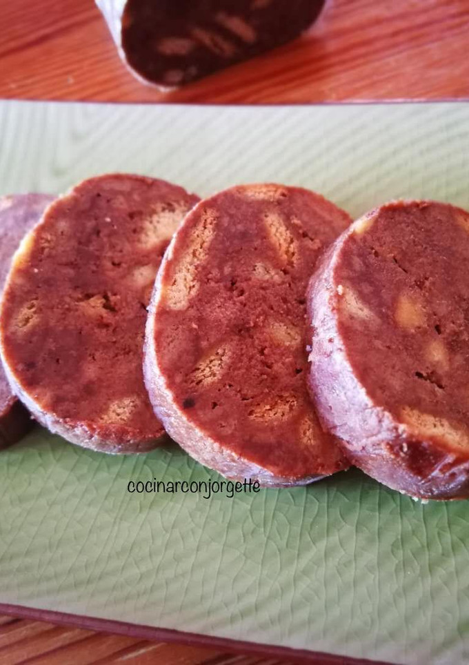 Una foto de Semifrío de algarroba con galletas