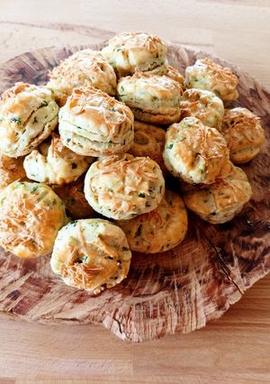 Medvehagymás, sajtos pogácsa recept fotója