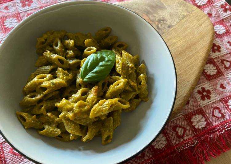 Pasta con pesto di zucchine e pomodori secchi