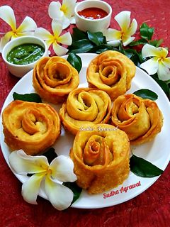रोज़ फ्लावर समोसा (rose flower samosa recipe in Hindi) रेसिपी मुख्य फोटो