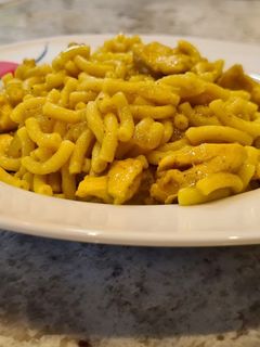 Una foto de Fideos encebollados con pollo al curry