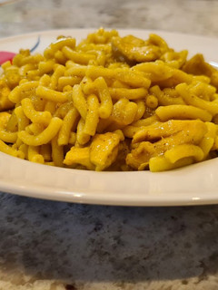 Una foto de Fideos encebollados con pollo al curry