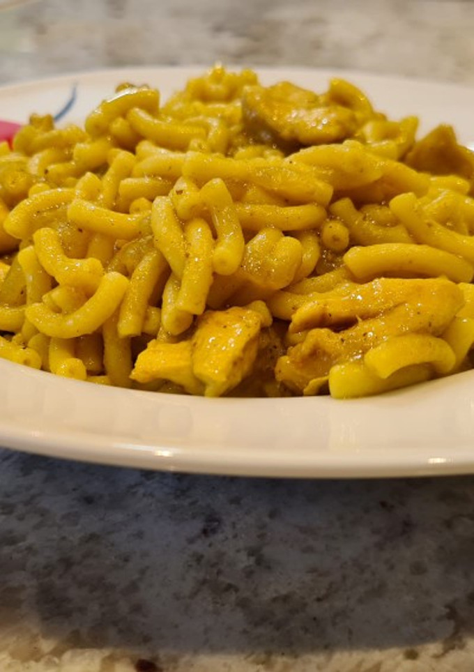 Una foto de Fideos encebollados con pollo al curry