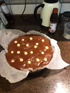 Una foto de Tarta de galletas con chocolate negro queso y cuajada con robot de cocina