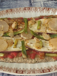 Una foto de Pizza vegana con base de chía y avena