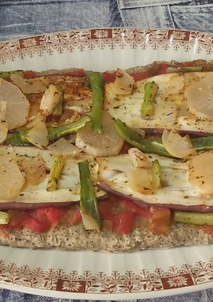 Una foto de Pizza vegana con base de chía y avena