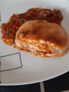 Una foto de Lomos de bacalao con sanfaina y all i olli gratinado