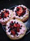 Pastel de mil hojas con frutos rojos